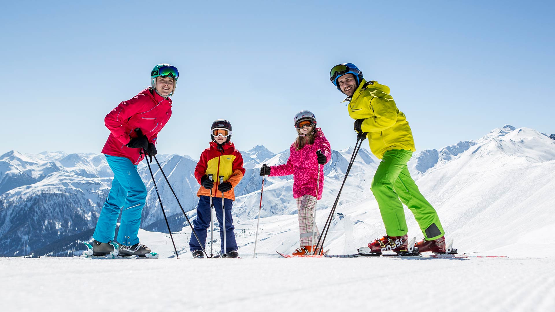 Familie beim Skifahren